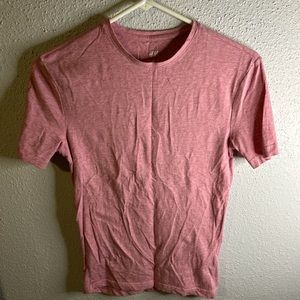 All pink fitted men’s t-shirt from H&M. In size XS only worn once.